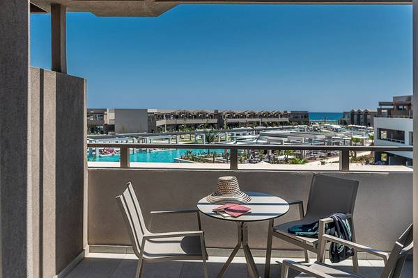 Aussicht von der Balkon des Euphoria Resorts auf den Pool und die Umgebung