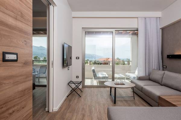 Wohnzimmer des Euphoria Resorts mit Balkon, Fernseher und Möbeln.