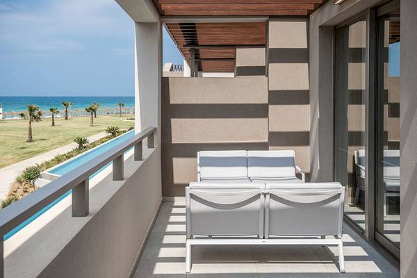 Balkon des Euphoria Resorts mit Blick auf das Meer und einen gepflegten Rasen.