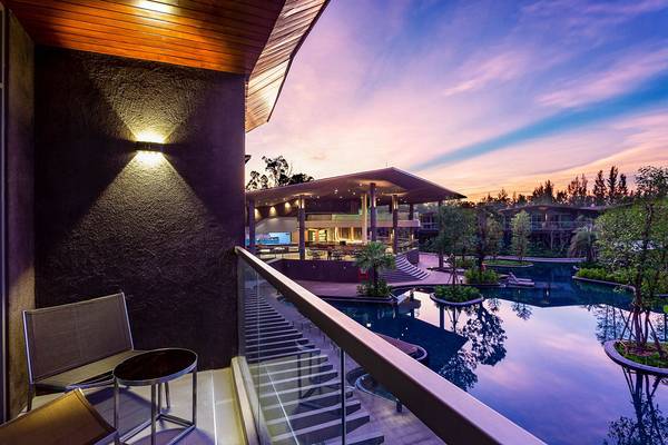 Aussicht von Balkon auf Kalima Resort und Pool bei Sonnenuntergang