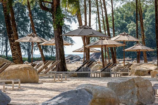 Kalima Resort & Villas Khao Lak Strand mit Liegen und Sonnenschirmen
