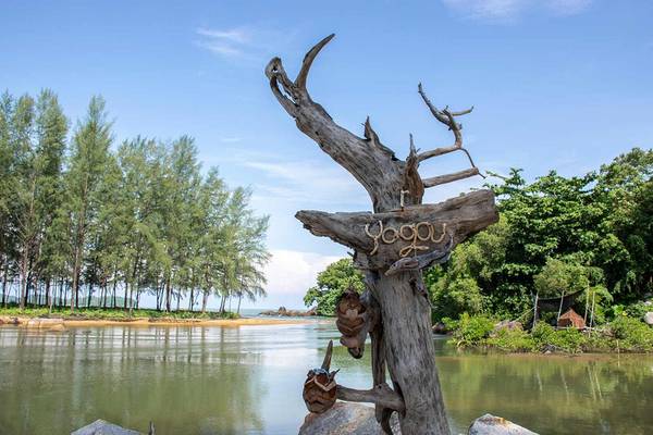 Yoga-Schild am Wasser im Kalima Resort & Villas Khao Lak