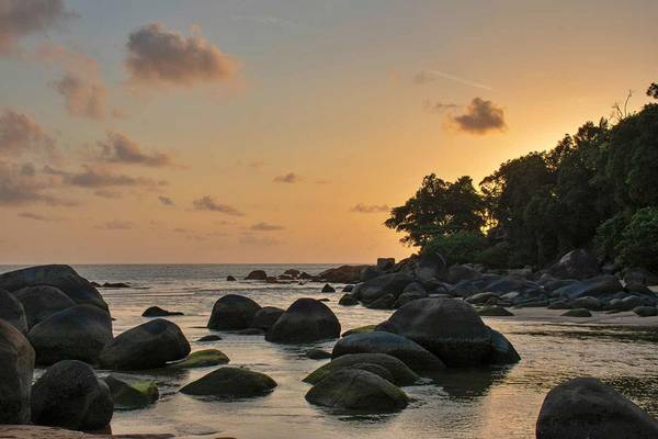 Sonnenuntergang am Strand mit Felsen und Bäumen, Kalima Resort & Villas Khao Lak