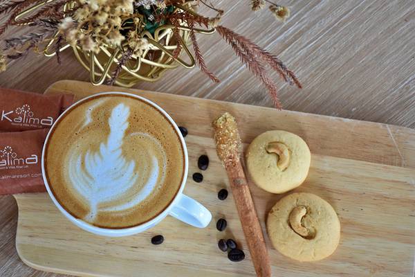 Kalima Resort & Villas Khao Lak: Kaffee und Kekse auf einem Holzbrett.