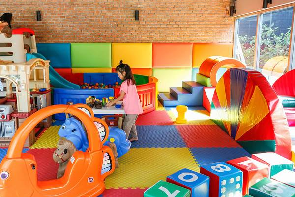 Kinderspielbereich im Kalima Resort & Villas Khao Lak mit bunten Spielsachen und Rutschen.