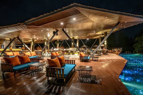 Außenpoolterrasse des Kalima Resort & Villas Khao Lak bei Nacht mit blauem Licht.
