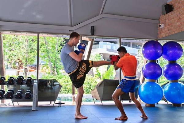 Zwei Männer trainieren Thai-Boxen im Kalima Resort & Villas Khao Lak.