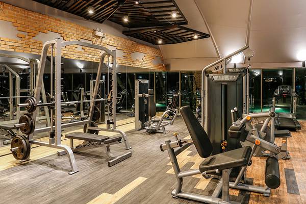 Fitnessstudio im Kalima Resort & Villas Khao Lak mit verschiedenen Trainingsgeräten.