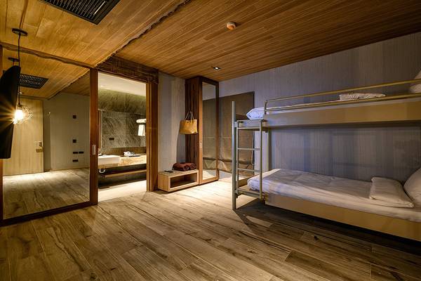 Schlafzimmer mit Stockbett im Kalima Resort & Villas Khao Lak