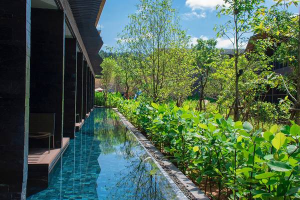 Außenpool des Kalima Resort & Villas Khao Lak mit Blick auf die Terrasse