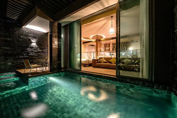 Suite mit Pool im Kalima Resort & Villas Khao Lak, das Interieur zeigt eine Lounge mit Möbeln und ein Schlafzimmer mit einem Bett.
