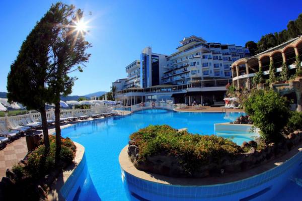 Außenpool des Labranda Ephesus Princess Hotels mit Sonnenschirmen und Liegestühlen