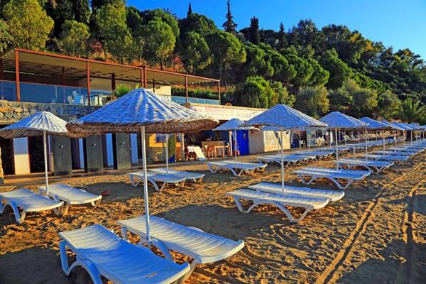 Strand mit weißen Liegen und Sonnenschirmen vor dem LABRANDA Ephesus Princess Hotel