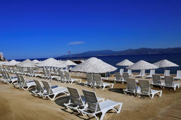 Strand mit Sonnenliegen und Sonnenschirmen im LABRANDA Ephesus Princess Hotel