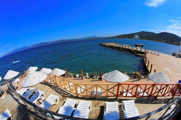 Aussicht von der Terrasse des Labranda Ephesus Princess Hotels auf das Meer und die Berge