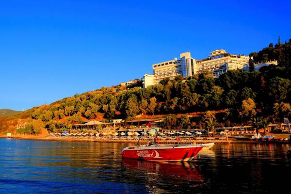 LABRANDA Ephesus Princess Hotel am Hang mit rotem Boot im Vordergrund