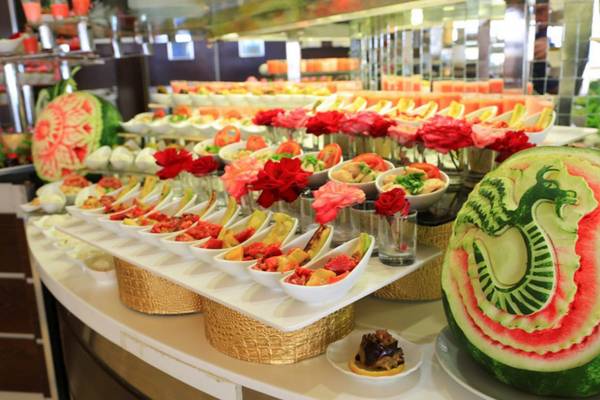 Buffet-Tisch im LABRANDA Ephesus Princess Hotel mit geschnittenen Wassermelonen und Früchten.