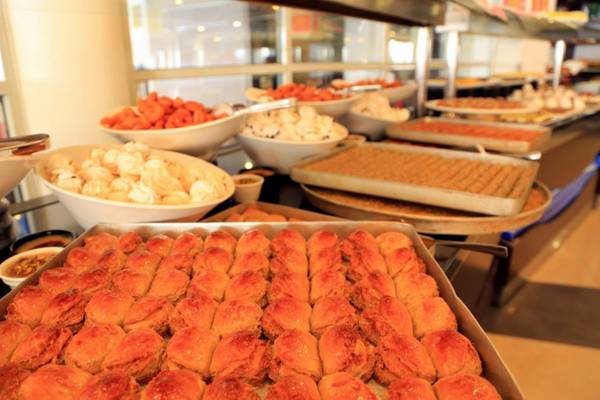 Buffettisch im LABRANDA Ephesus Princess Hotel mit verschiedenen Gerichten und Desserts.