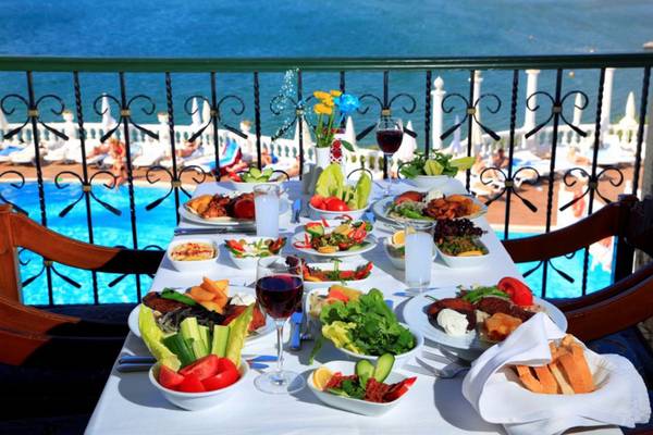 Buffet auf dem Balkon des LABRANDA Ephesus Princess mit Blick auf den Pool.