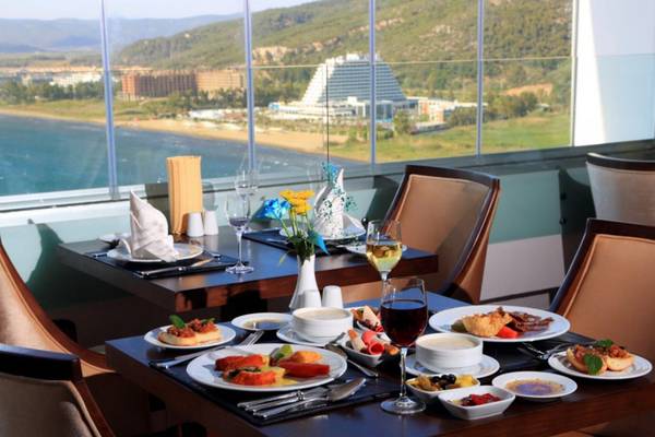 Aussicht vom Speisesaal des Labranda Ephesus Princess Hotels auf das Meer und die Landschaft.