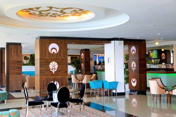 Hotellobby des LABRANDA Ephesus Princess mit modernen Möbeln und einer beleuchteten Decke.