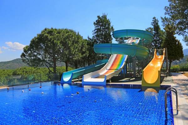 Wasserrutschen im Freien des LABRANDA Ephesus Princess Hotels.