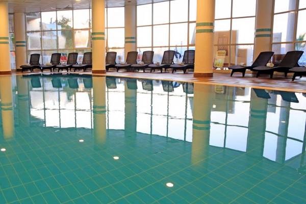 Schwimmbecken des LABRANDA Ephesus Princess Hotels mit Liegestühlen.