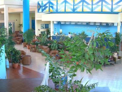 Lobby des Muthu Playa Varadero Hotels mit vielen Pflanzen und Sitzgelegenheiten.