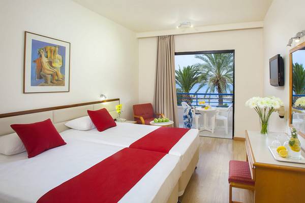 Zimmer im Queens Bay Hotel mit Blick auf den Balkon und das Meer.