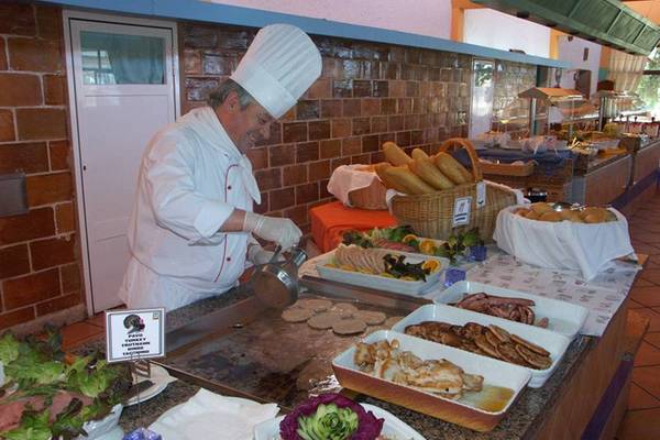 Ein Koch bereitet Speisen auf einem Buffet im Sun Club El Dorado zu.
