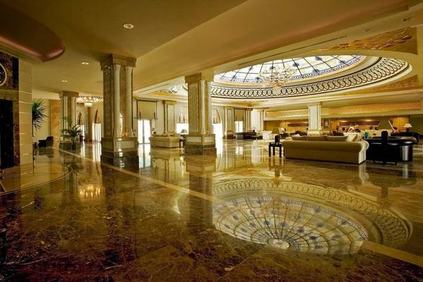 Empfangsbereich des Kempinski Hotel The Dome Belek mit Marmorboden und Glaskuppel.