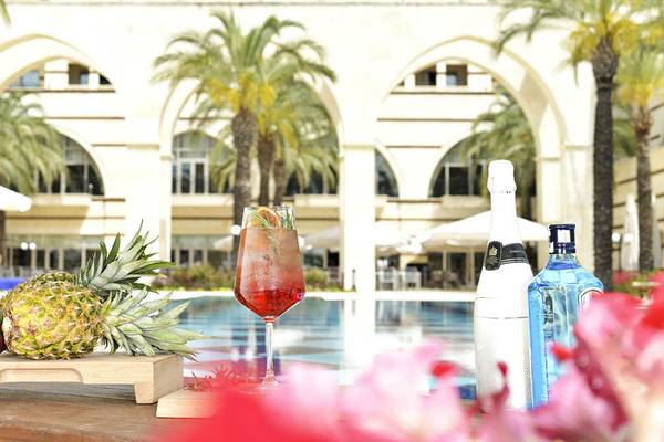 Cocktails und Obst auf einem Tablett neben dem Pool im Kempinski Hotel The Dome Belek