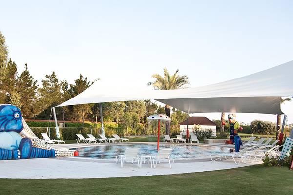 Kinderpool im Kempinski Hotel The Dome Belek mit großer blauer Elefantenrutsche