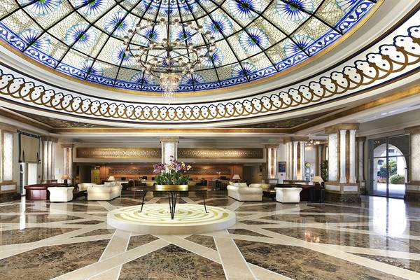Empfangsbereich des Kempinski Hotel The Dome Belek mit gemusterter Glaskuppel und Marmorboden.