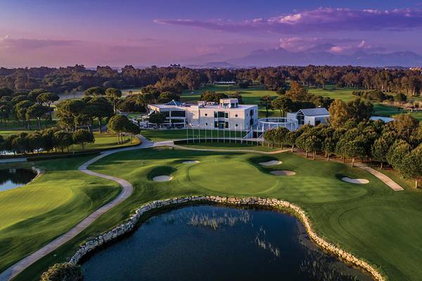 Luftaufnahme des Kempinski Hotel The Dome Belek mit Golfplatz und See