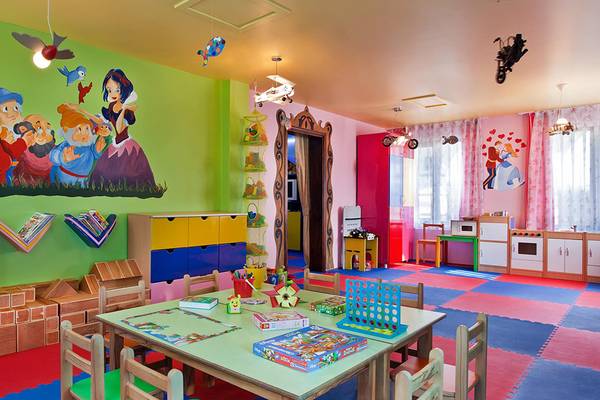Kinderzimmer im Kempinski Hotel The Dome Belek mit bunten Wänden, Schneewittchen-Wandbild und Spielzeug.