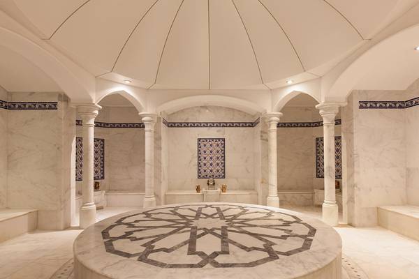 Innenbereich des Kempinski Hotel The Dome Belek mit einer großen Marmorsauna und dekorativen Wandmustern.