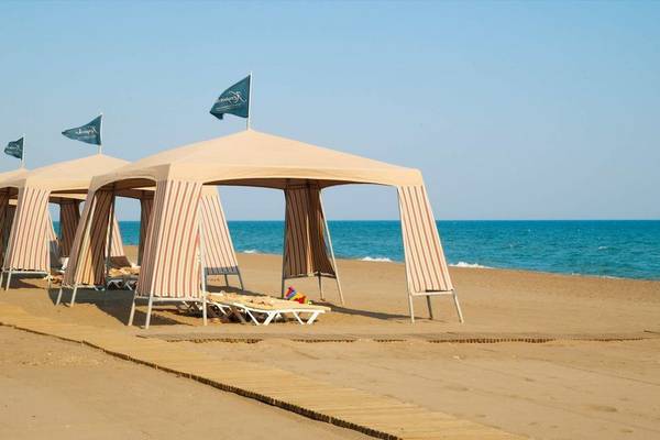 Strandzelte im Kempinski Hotel The Dome Belek mit Blick auf das Meer