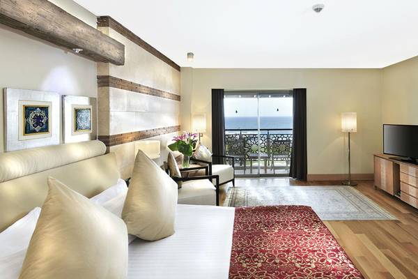 Luxuriöses Zimmer im Kempinski Hotel The Dome Belek mit Meerblick und modernen Möbeln.