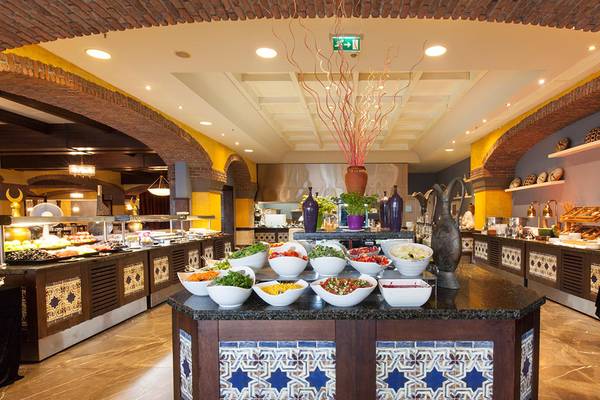 Buffet-Tisch im Kempinski Hotel The Dome Belek mit verschiedenen Salaten und Gerichten.