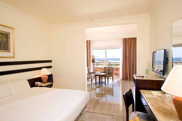 Hotelzimmer im Malikia Resort Abu Dabbab mit Blick auf das Meer.