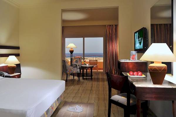 Hotelzimmer des Malikia Resort Abu Dabbab mit Meerblick und Balkon.