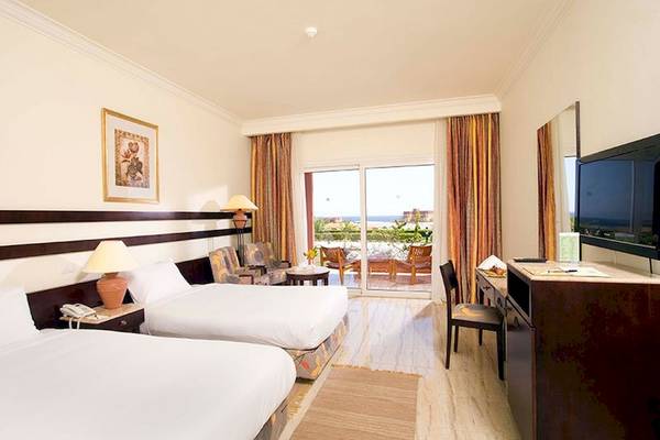 Doppelzimmer im Malikia Resort Abu Dabbab mit Meerblick, Fernseher und Terrasse