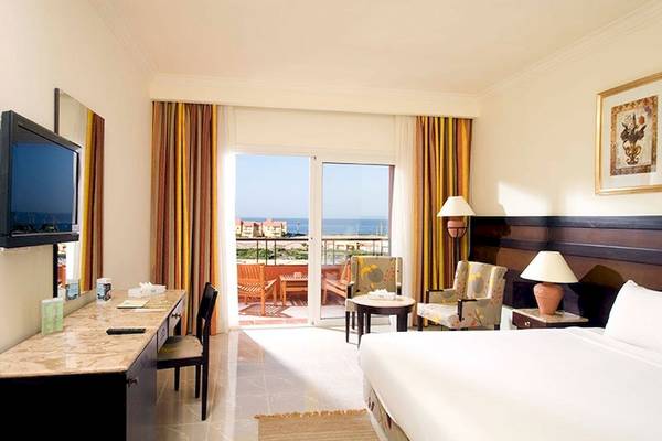 Hotelzimmer im Malikia Resort Abu Dabbab mit Ausblick auf den Ozean.