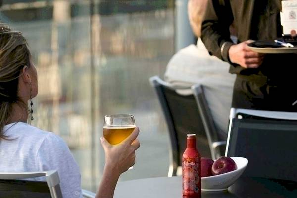 Frau mit Bierglas am Tisch im Hotel Barcelo Raval