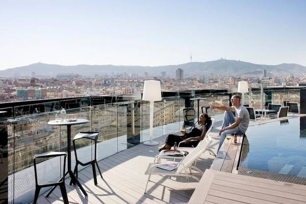 Ausblick auf Barcelona von der Dachterrasse des Barcelo Raval Hotels.