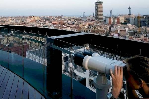 Aussicht vom Barcelo Raval Hotel mit Stadtpanorama und Frau durch Fernglas
