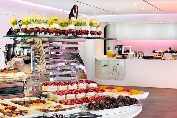 Buffet-Tisch im Barcelo Raval Hotel mit verschiedenen Desserts und Früchten.