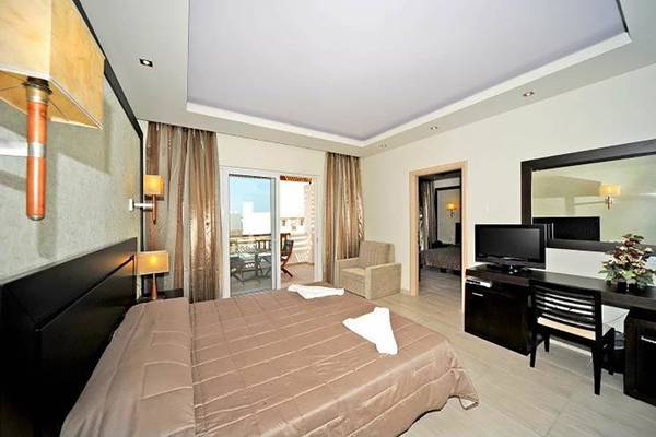 Hotelzimmer im Gaia Palace Hotel mit Bett, Fernseher, und Balkonzugang.