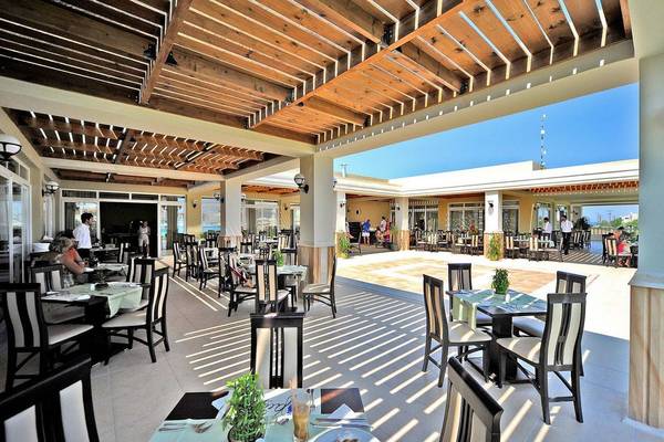 Restaurant des Gaia Palace mit Sitzplätzen im Freien, wo Gäste essen und entspannen.